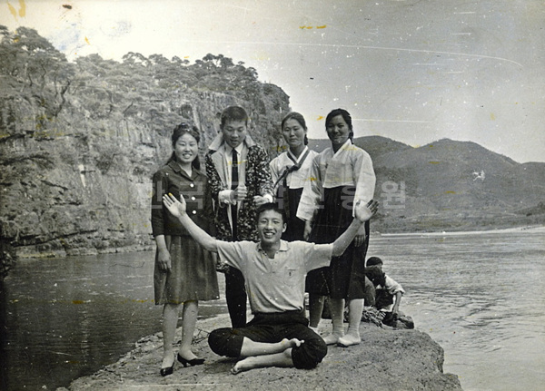 마을 젊은이들이 1970년대에 만송정 모래톱에서 찍은 사진이다.