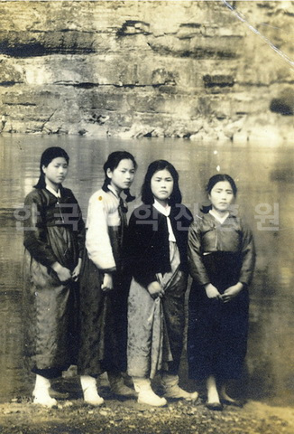 부용대와 화천을 배경으로 젊은 처녀들이 찍은 사진이다.