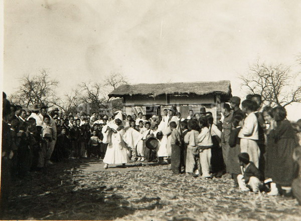 1940년 송석하가 찍은 하회탈놀이 사진으로 각시와 중이 등장하고 있다.