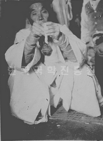 1940년경 산주가 당방울을 들고 있는 모습이다.