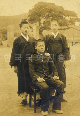 풍남초등학교 1938년 졸업기념사진이다. 류영하, 류창하 등의 이름이 새겨져 있다.