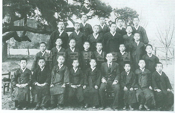 1940년 16회 졸업생 중 중등교육수험생들이 찍은 기념사진이다.