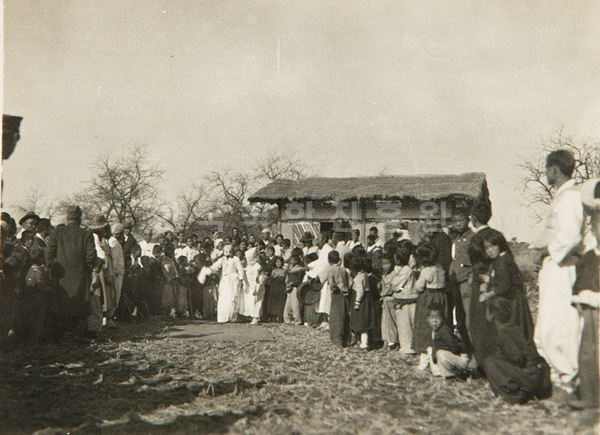 1940년 송석하가 찍은 하회탈놀이 사진으로 각시와 중이 등장하고 있다.