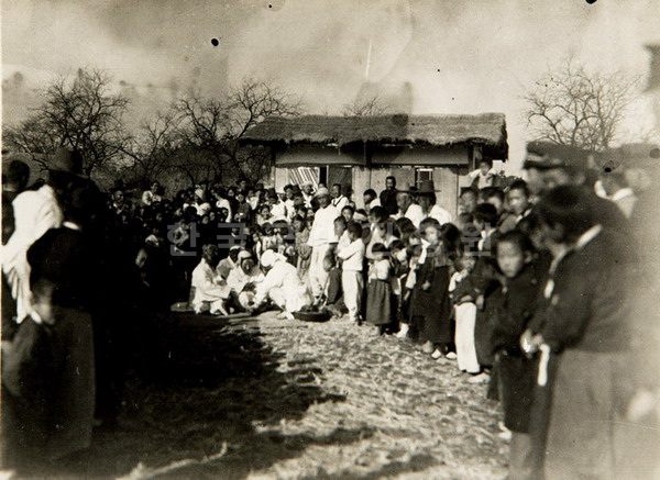 1940년 송석하가 찍은 하회탈놀이 사진으로 각시와 중, 양반, 초랭이, 이매 등이 등장하고 있다.