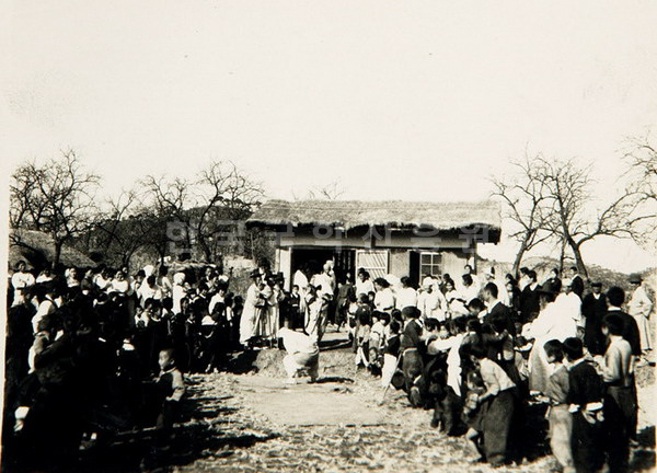 1940년 송석하가 찍은 하회탈놀이 사진으로 주지가 춤을 추고 있다.