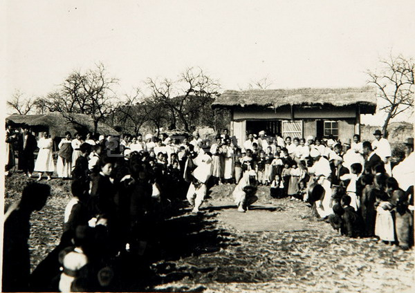 1940년 송석하가 찍은 하회탈놀이 사진으로 주지가 놀고 있다.