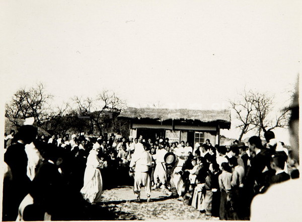 1940년 송석하가 찍은 하회탈놀이 사진으로 중과 초랭이가 등장하고 있다.
