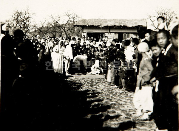 1940년 송석하가 찍은 하회탈놀이 사진으로 백정이 등장하고 있다.