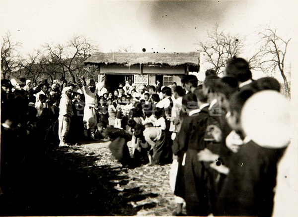 1940년 송석하가 찍은 하회탈놀이 사진으로 백정이 염통을 팔고 있다.