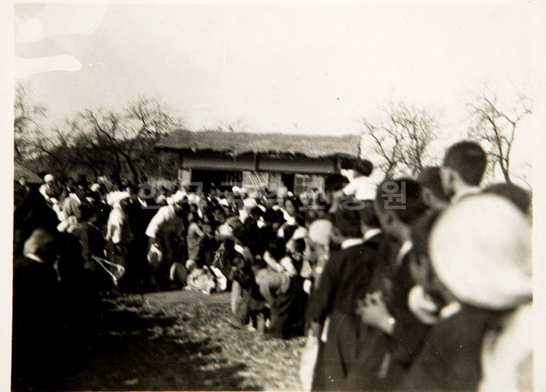 1940년 송석하가 찍은 하회탈놀이 사진으로 백정이 등장하고 있다.