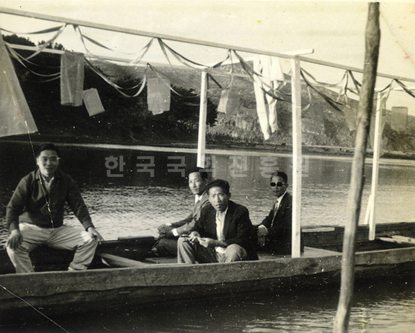 1960년대 선유줄불놀이를 재현하기 위해 배를 치장하고 준비중인 마을주민들의 모습